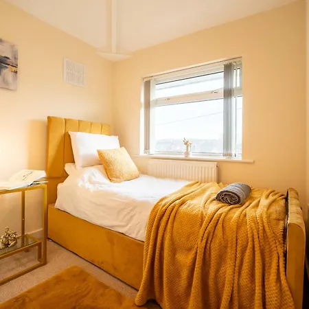 Monthly 30% Off - Perfect For Families & Corporates - 7 Beds Holiday home Leeds (West Yorkshire)