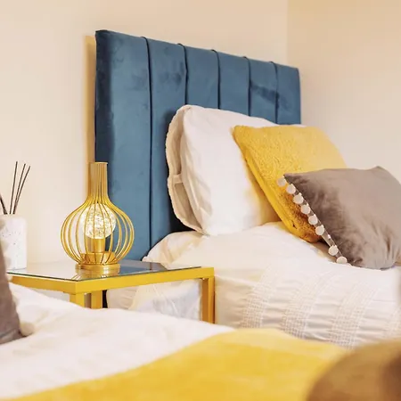 Monthly 30% Off - Perfect For Families & Corporates - 7 Beds Holiday home Leeds (West Yorkshire)