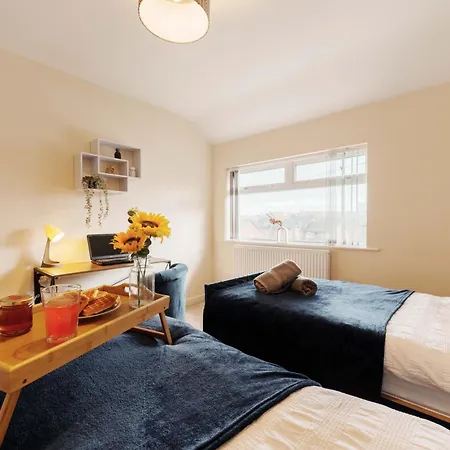 Monthly 30% Off - Perfect For Families & Corporates - 7 Beds Holiday home Leeds (West Yorkshire)
