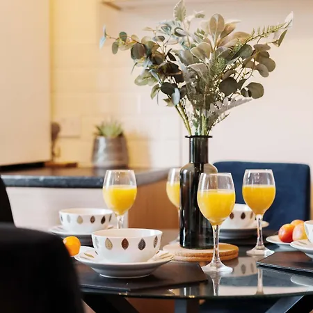 Monthly 30% Off - Perfect For Families & Corporates - 7 Beds Holiday home Leeds (West Yorkshire)