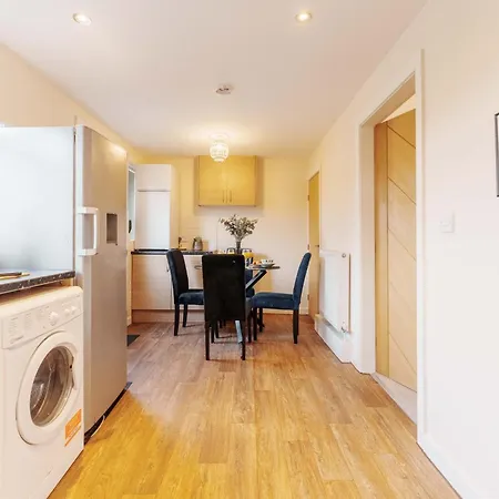 Holiday home Monthly 30% Off - Perfect For Families & Corporates - 7 Beds *