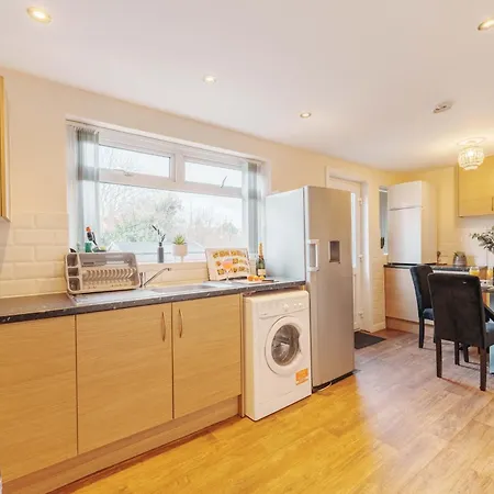Monthly 30% Off - Perfect For Families & Corporates - 7 Beds Leeds (West Yorkshire)