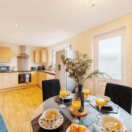 Monthly 30% Off - Perfect For Families & Corporates - 7 Beds Holiday home *